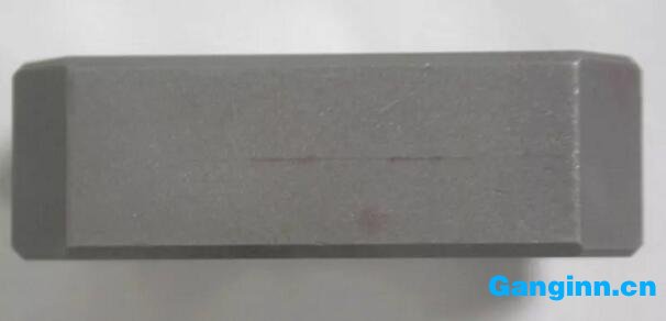 图5 热处理脱碳形成的裂纹