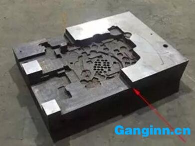 图9 热处理后发现裂纹