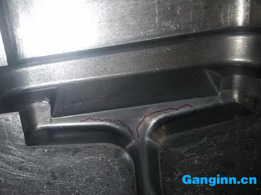 图1 R角热裂纹