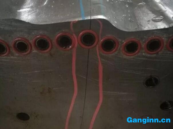 图3 贯穿性裂纹